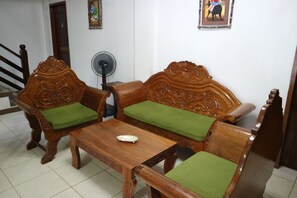 Coin salon dans le hall