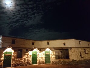 Façade de l’hébergement - soirée/nuit