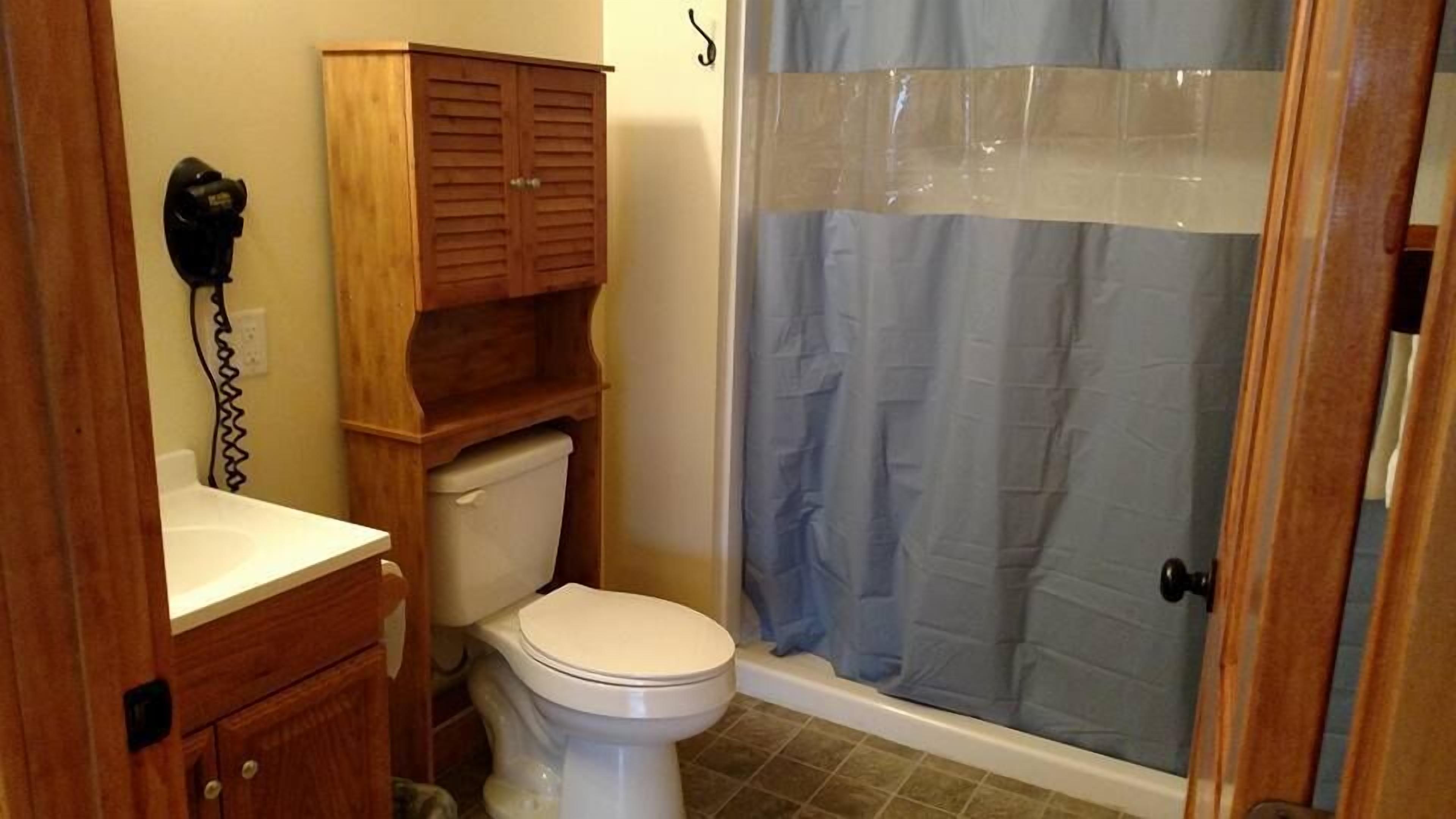 Suite, 3 Bedrooms, 2 Bathrooms (Suite 5, Second Floor) | Bathroom