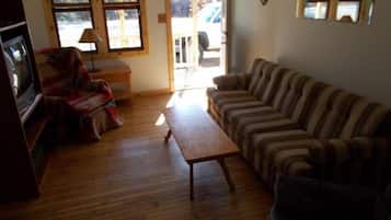Suite, 3 Bedrooms, 2 Bathrooms (Suite 4) | Living room