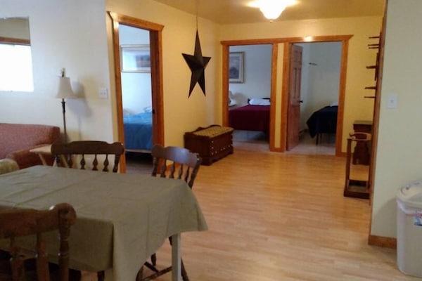 Sviitti, 3 makuuhuonetta, 2 kylpyhuonetta (Suite 5, Second Floor) | Ruokailu omassa huoneessa