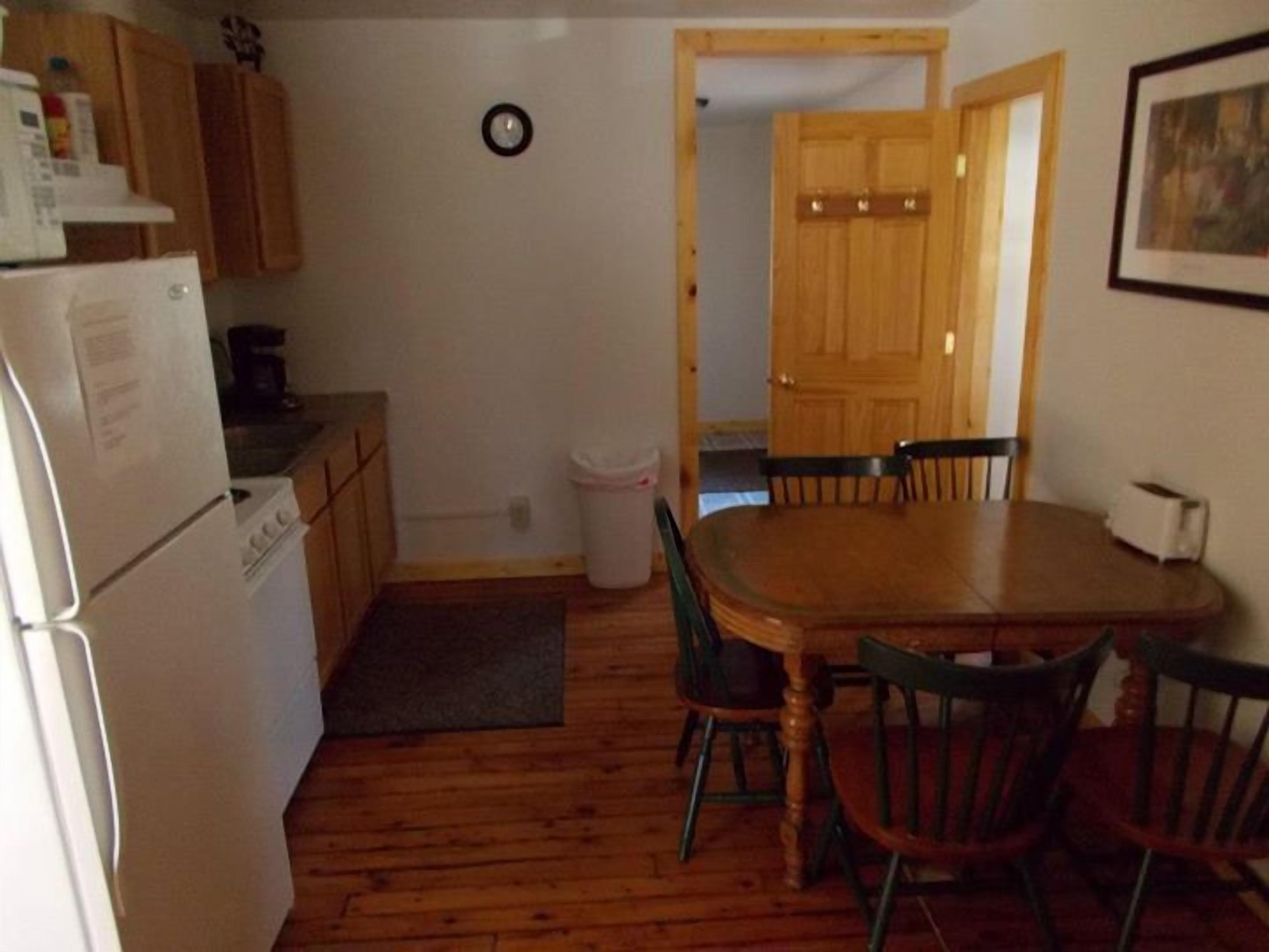 Suite, 3 chambres, 2 salles de bains (Suite 4) | Cuisine privée | Réfrigérateur, four à micro-ondes, cafetière-théière