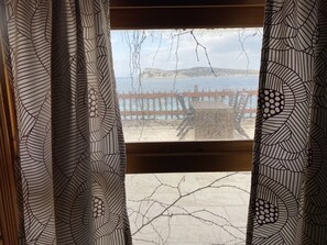 Premier-Zweibettzimmer, Terrasse, Meerblick | Laptopgeeigneter Arbeitsplatz, Bettwäsche