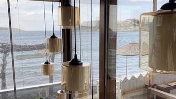 Chambre « Premier » avec lits jumeaux, terrasse, vue mer | Espace de travail pour ordinateur portable, draps fournis