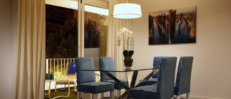 Apartment, 4 Bedrooms, Terrace (7 personas) | In-room dining