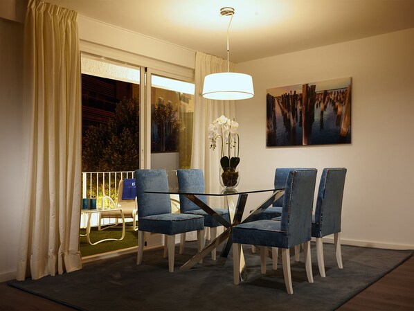 Apartment, 4 Bedrooms, Terrace (7 personas) | In-room dining - Livescape Soriano Suites (Marbella)