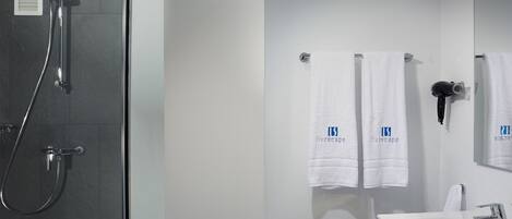 Douche, serviettes fournies