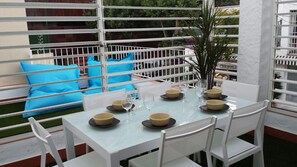 Apartment, 3 Bedrooms, Terrace (6 personas) | In-room dining - Livescape Soriano Suites (Marbella)