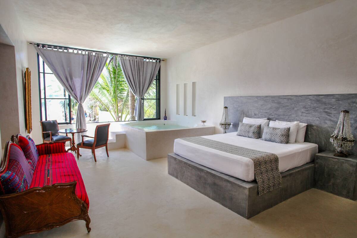 Deluxe Room King Size Bed With Tub and Ocean View | Una cassaforte in camera, Wi-Fi gratuito