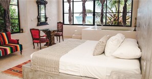 Deluxe Room King Size Bed With Tub and Ocean View | Peti besi dalam bilik, Wi-fi percuma 
