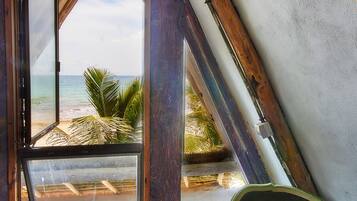Bungalow, 1 cama King size, frente al mar | Balcón