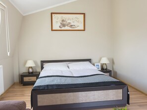 Leilighet (VacationClub - Regina Maris Apartment) | Sengetøy av topp kvalitet, skrivebord for bærbar PC og strykejern/-brett