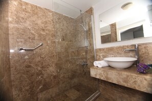 Kamar Twin Standar | Kamar mandi | Perlengkapan mandi gratis, pengering rambut, sandal, dan handuk