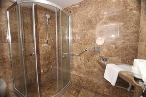 Habitación estándar doble, 1 cama doble | Baño | Artículos de higiene personal gratuitos, secador de pelo y zapatillas