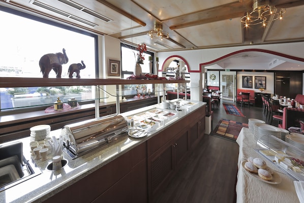 Daily buffet breakfast (EUR 5 per person) - Hotel Hessischer Hof (Butzbach)