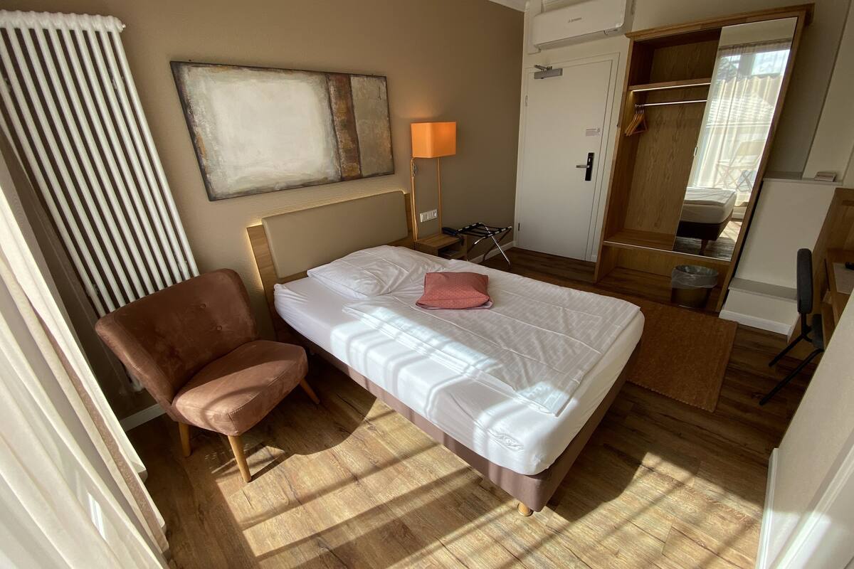 business single room | premium bedding, in-room safe, individually decorated