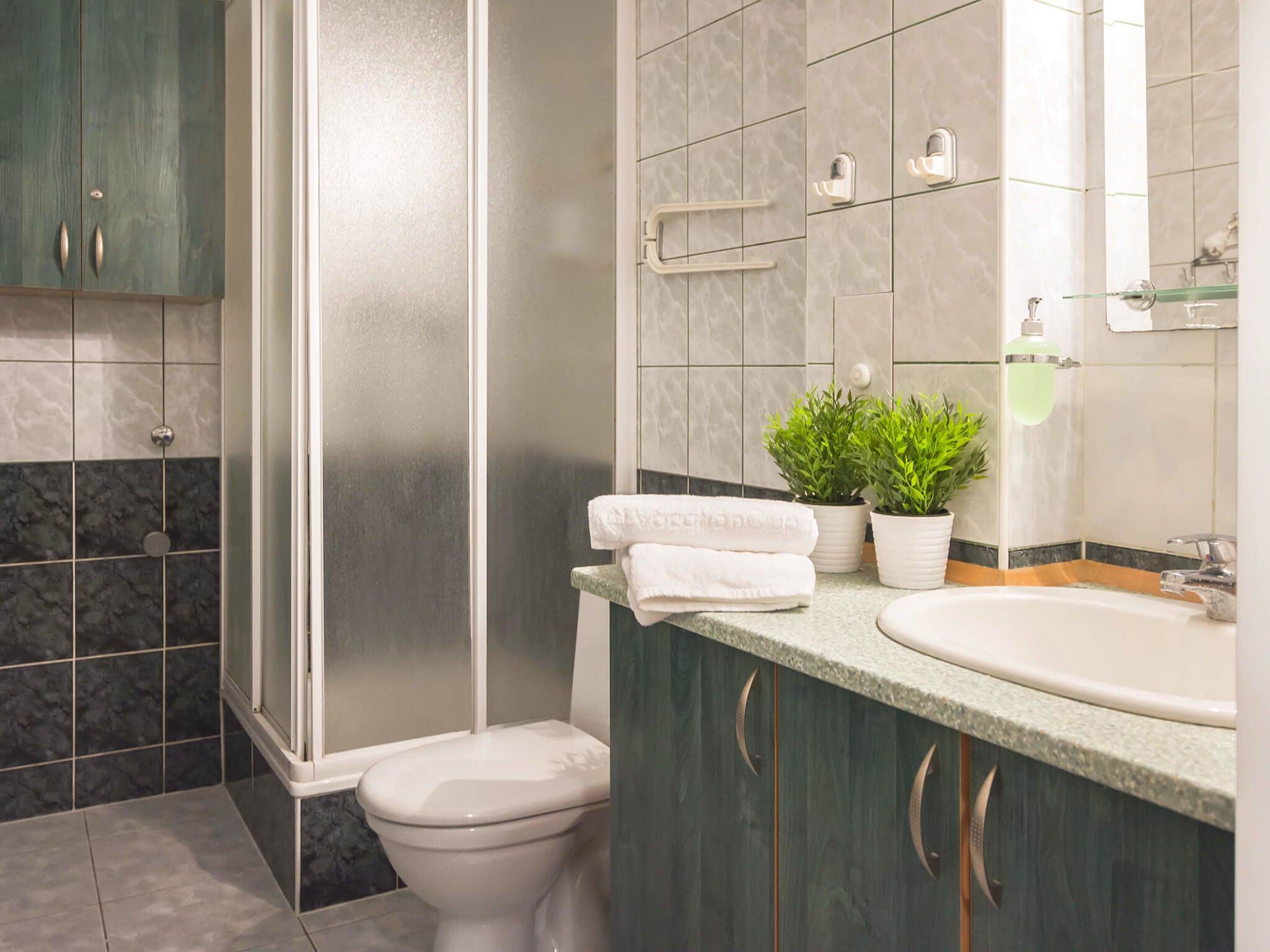 Appartement (VacationClub - Willa Carmen Apartment) | Badkamer | Een douche, een haardroger, handdoeken, toiletpapier