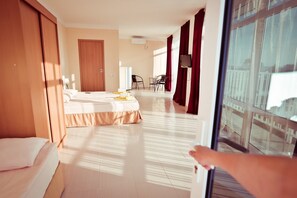 Superior-Dreibettzimmer ( Panoramic View ) | Zimmersafe, Bügeleisen/Bügelbrett, Babybetten, kostenloses WLAN