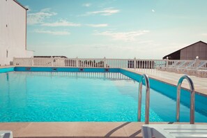 Außenpool (je nach Saison geöffnet), Pool auf dem Dach, Liegestühle