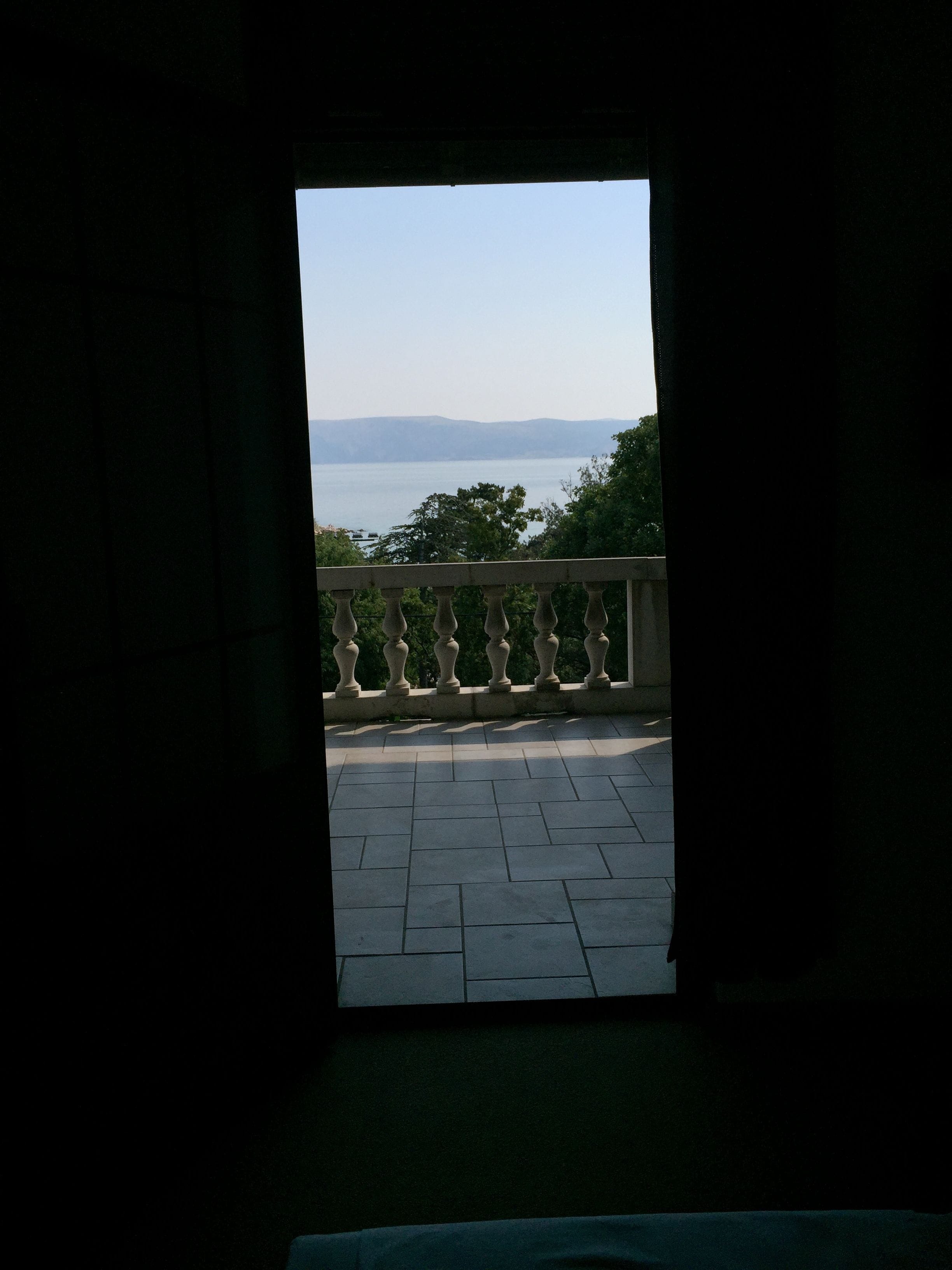 Standard-Dreibettzimmer, Meerblick | Terrasse/Patio