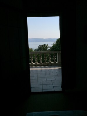 Chambre Triple Standard, vue mer | Terrasse/Patio