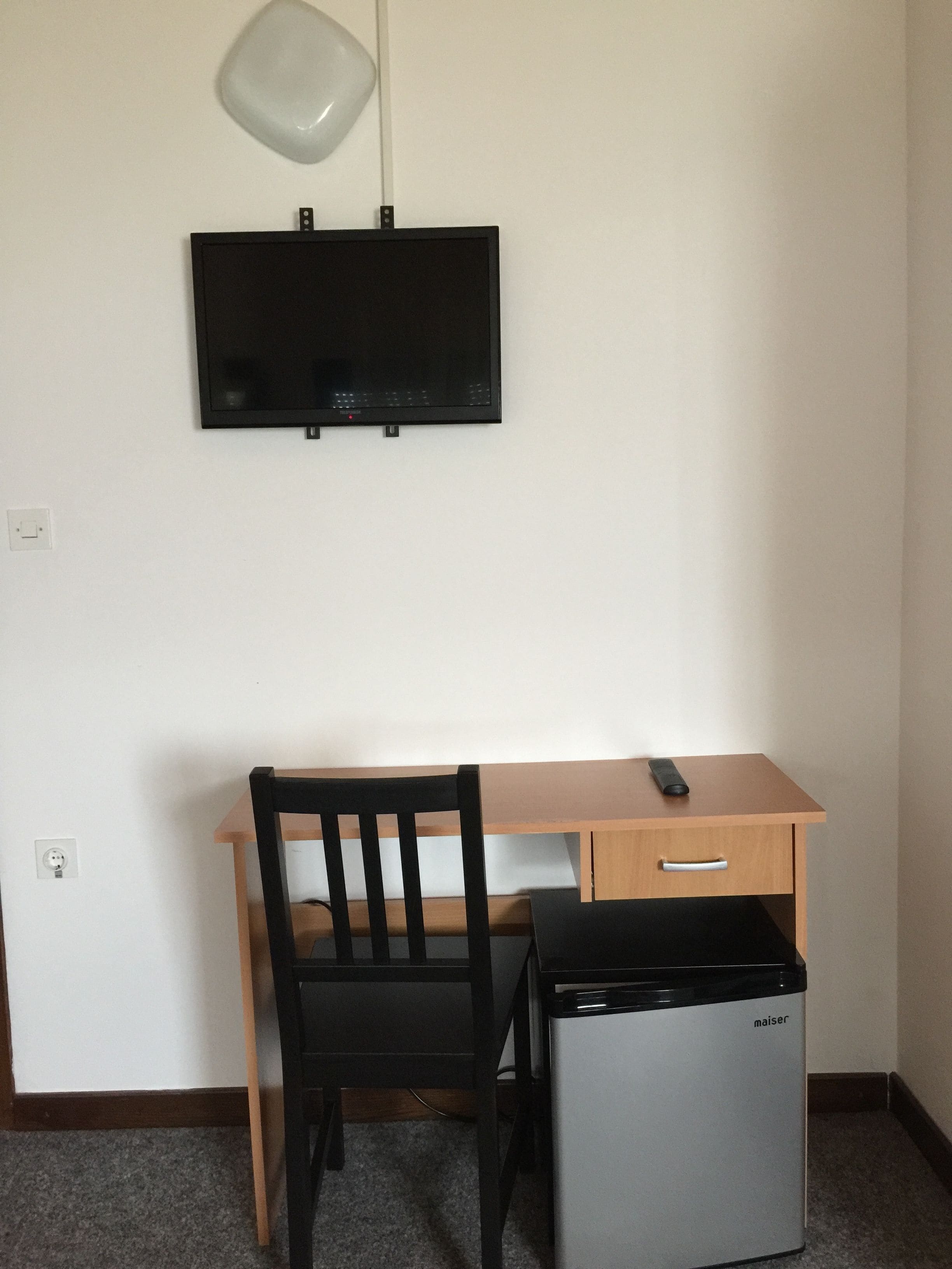 standard triple room, park view | mini fridge