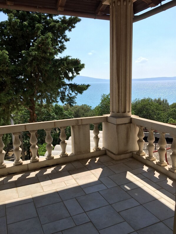 Chambre Triple Standard, vue mer | Terrasse/Patio