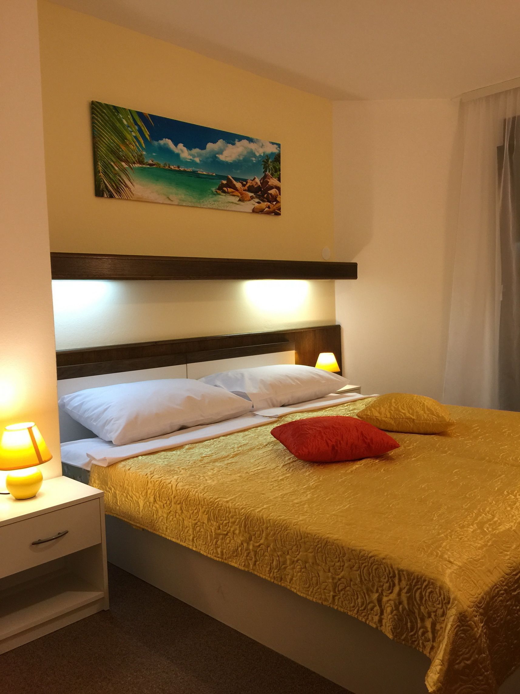 Habitación doble estándar, balcón, vista al mar | Minibar, escritorio, camas extra y wifi gratis 