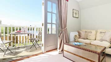Seven-Bedroom House with Hot Tub | Premium bedding, individually decorated, individually furnished
