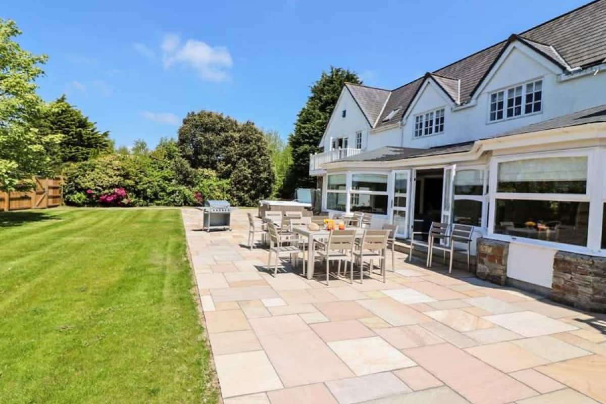 Seven-Bedroom House with Hot Tub | Premium bedding, individually decorated, individually furnished