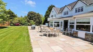 Seven-Bedroom House with Hot Tub | Premium bedding, individually decorated, individually furnished