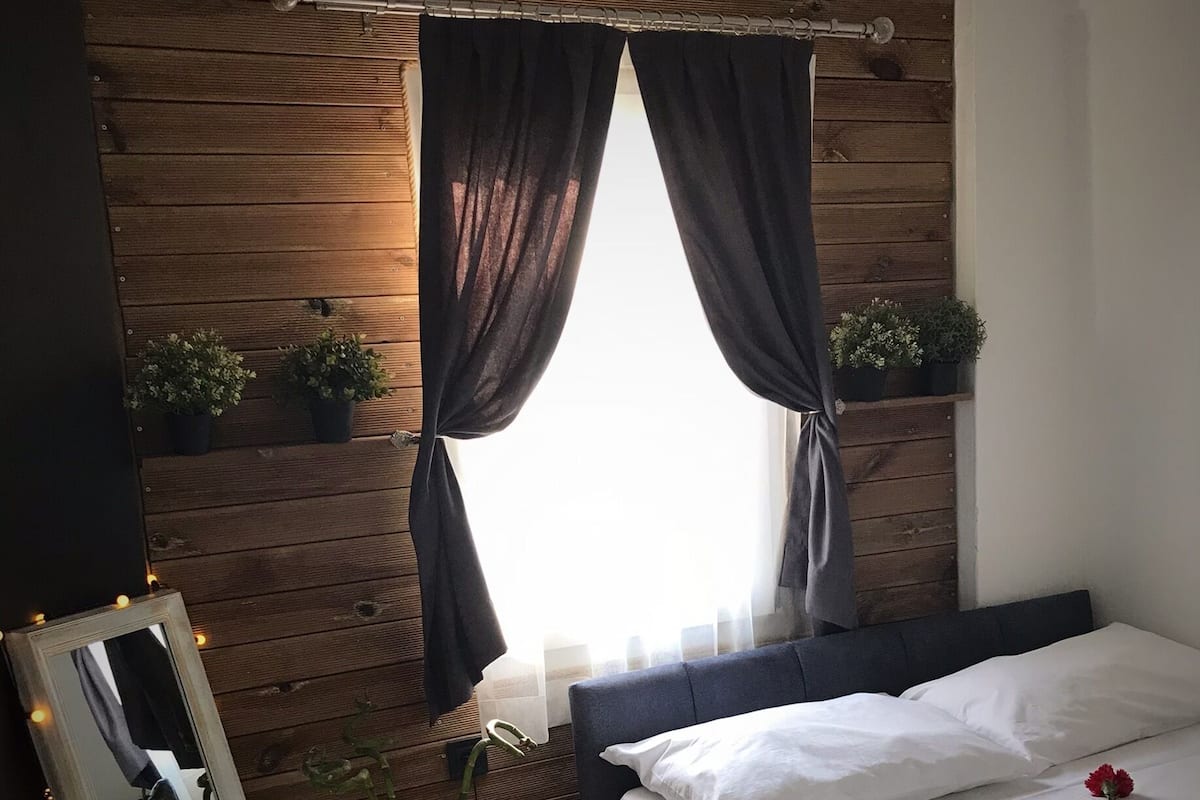 Quarto casal econômico, 1 cama de casal, para fumantes | Cofres nos quartos, escrivaninha, Wi-Fi de cortesia