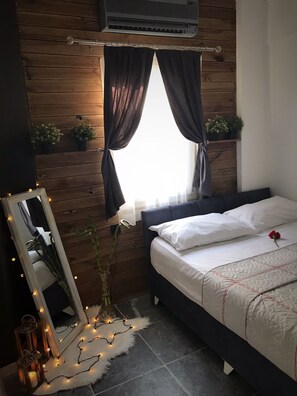 Habitación doble económica, 1 cama matrimonial, para fumadores | Caja de seguridad en la habitación, escritorio y wifi gratis