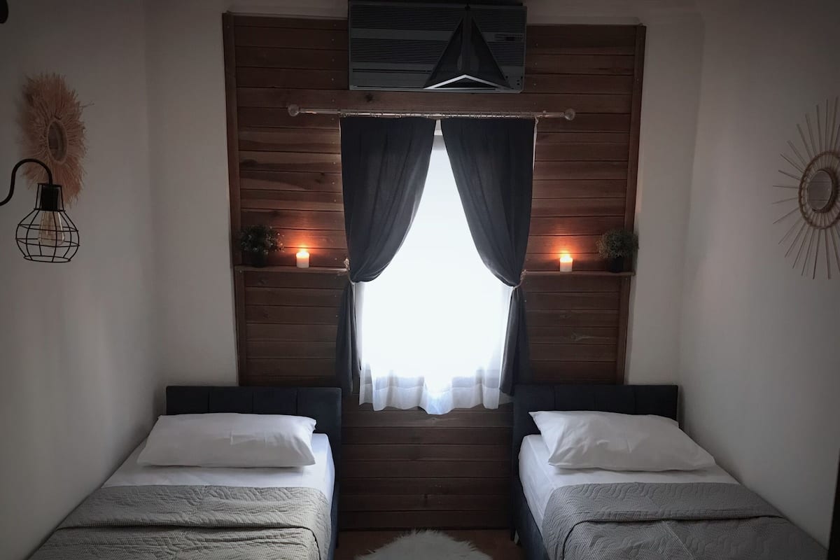 Cofres nos quartos, escrivaninha, Wi-Fi de cortesia