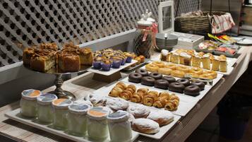 Desayuno buffet (EUR 8.50 por persona)