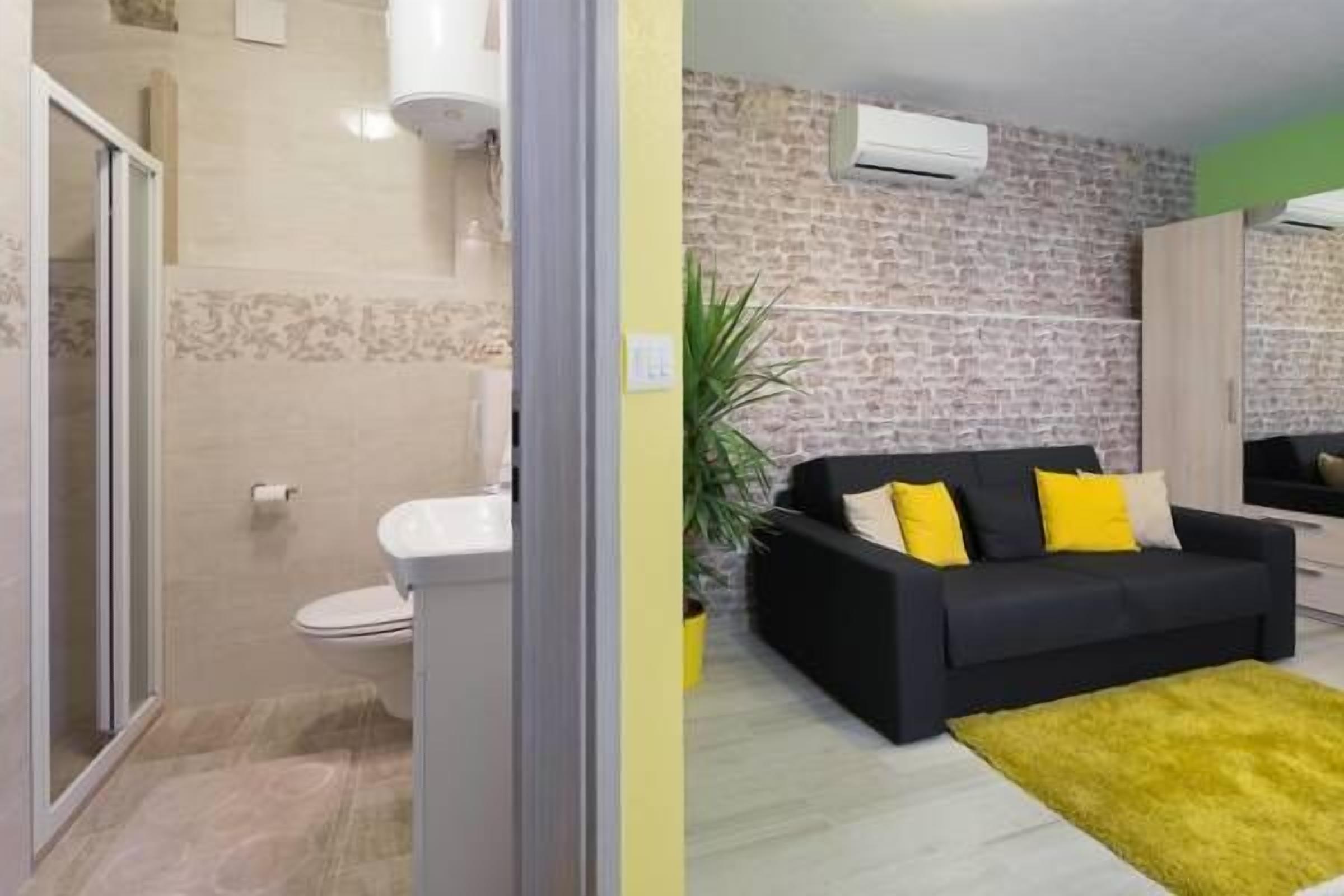 Une salle de bain moderne équipée d’une douche, de toilettes et d’un lavabo.