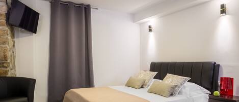 Deluxe Studio | In-room safe, desk, soundproofing, free cots/infant beds