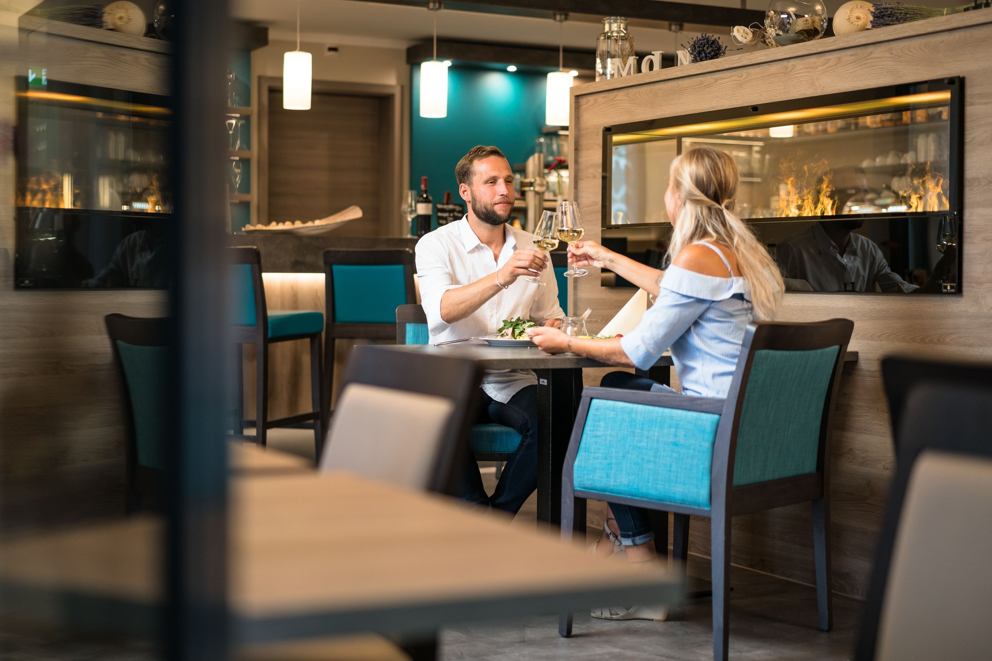 breakfast, lunch, dinner served; seafood