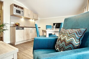 Full-sized fridge, microwave, stovetop, dishwasher