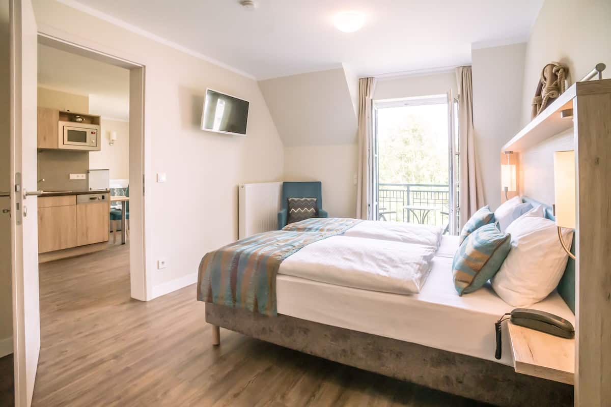 comfort apartment, 1 bedroom, balcony | hypo-allergenic bedding, minibar, in-room safe, desk