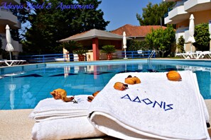 Piscina stagionale all'aperto, ombrelloni da piscina, lettini