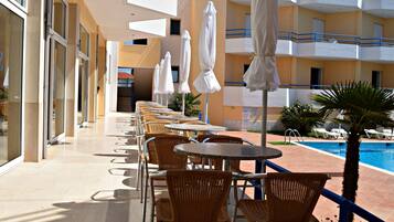 Piscine extérieure (ouverte en saison), parasols de plage