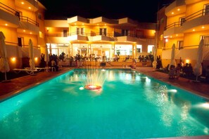 Piscina stagionale all'aperto, ombrelloni da piscina, lettini