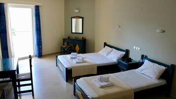 In-room safe, soundproofing, iron/ironing board, free WiFi