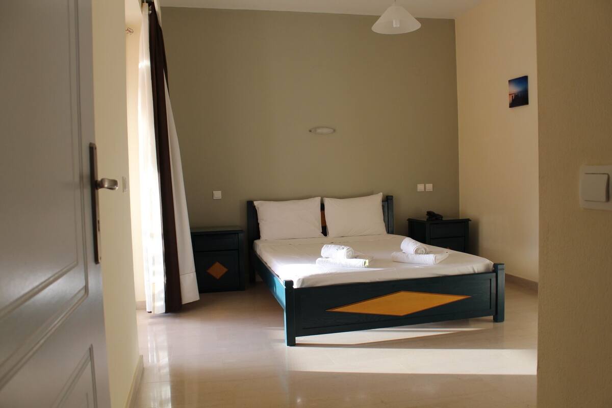 Habitación con 1 cama doble o 2 individuales | Caja fuerte, escritorio, sistema de insonorización
