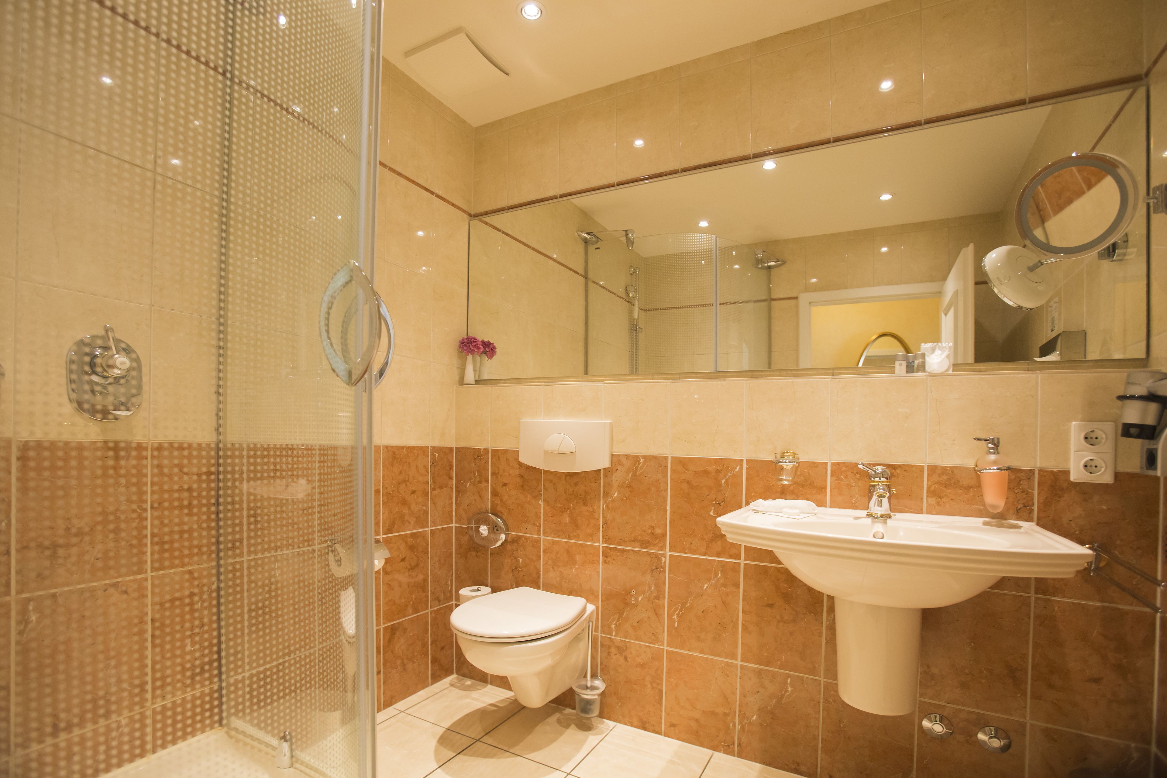 basic double room, 1 king bed, ensuite | bathroom | shower, free toiletries, hair dryer, slippers