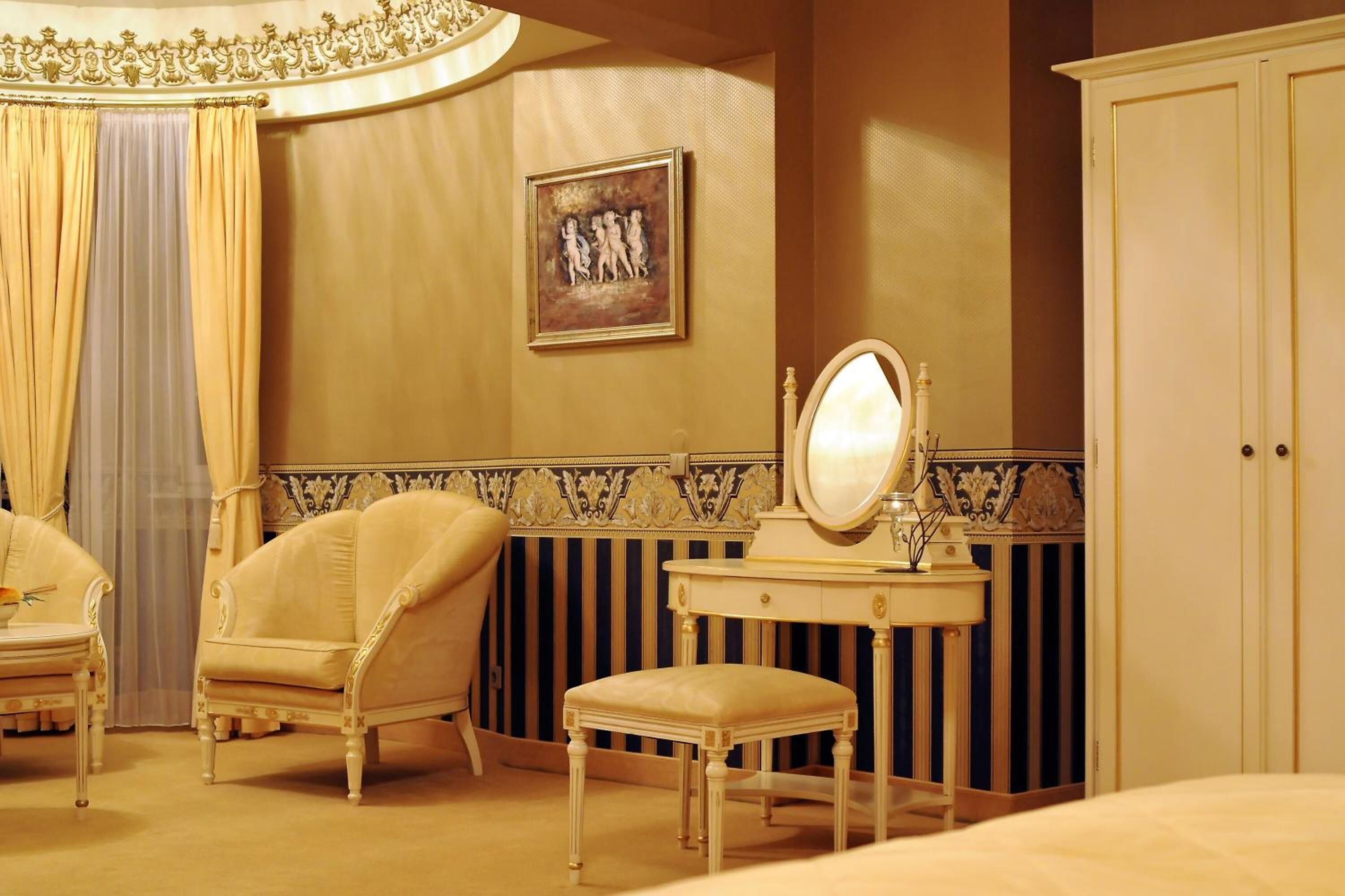 hypo-allergenic bedding, minibar, in-room safe, desk