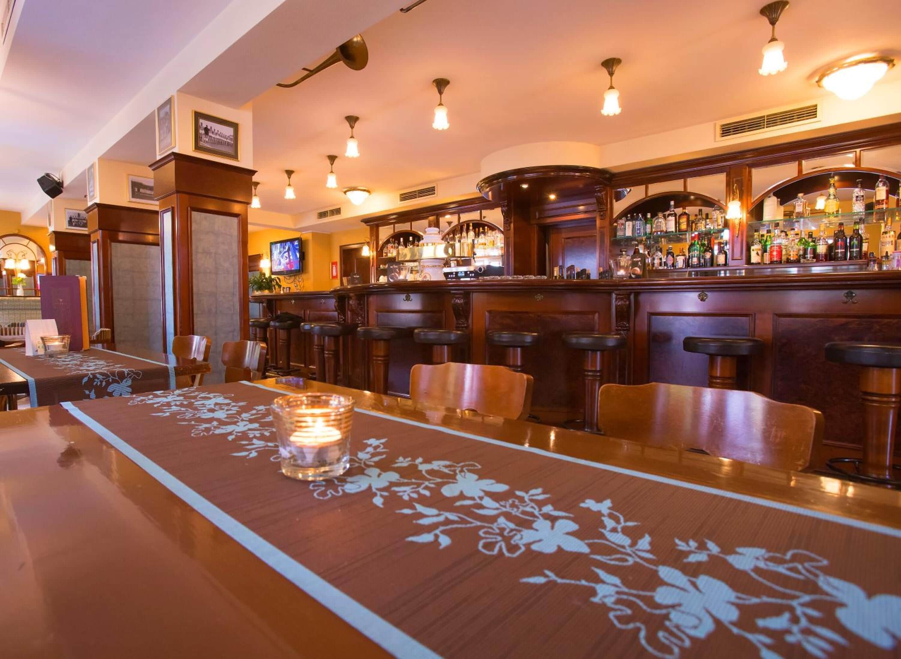Bar (trong khuôn viên)