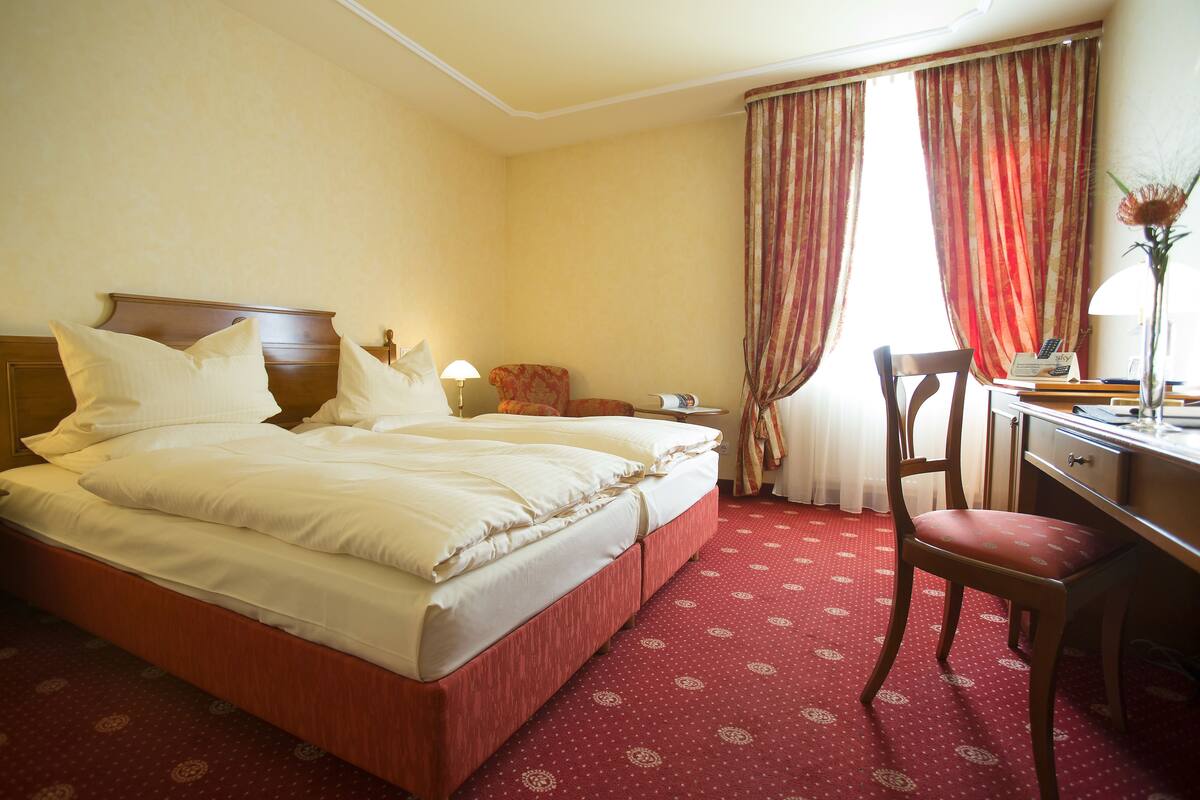 Quarto casal básico, 1 cama King, suíte | Roupas de cama antialérgicas, frigobar, cofres nos quartos, escrivaninha