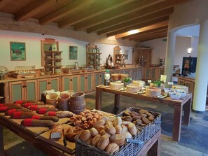 Free daily buffet breakfast - Reit-und Sporthotel Nordmann (Arnstein)